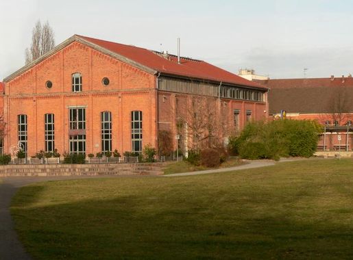 Datei:Militärreitinstitut Hannover Panorama Park mit Halle.jpg – Wikipedia