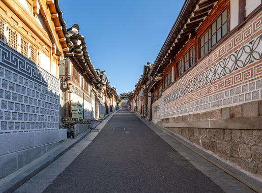 File:Bukchon-ro 11-gil street with hanok houses in Bukchon Hanok Village  Seoul.jpg - Wikimedia Commons
