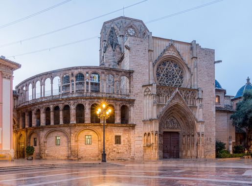 File:Valencia cathedral 2022 - north façade dawn.jpg - Wikimedia Commons
