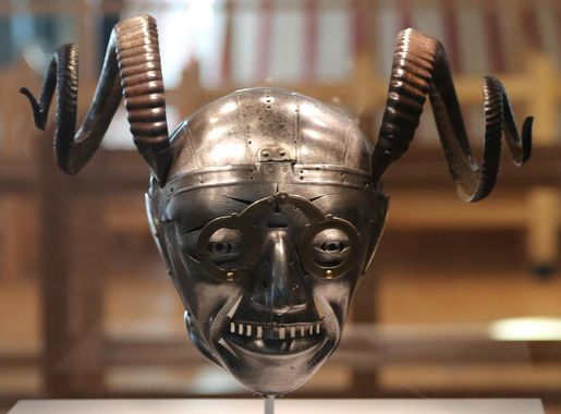 File:Horned Helmet Royal Armouries Museum leeds.JPG - Wikimedia Commons