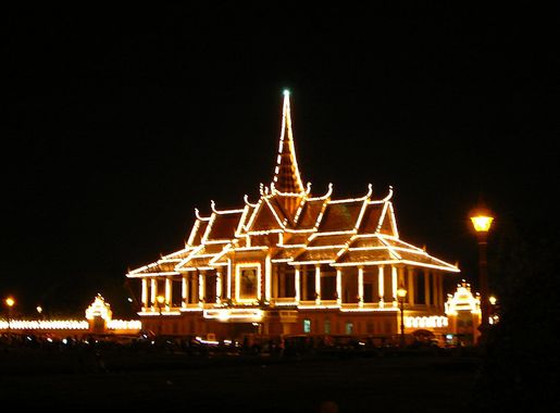 File:Phnom Penh Royal Palace by Night.JPG - Wikimedia Commons