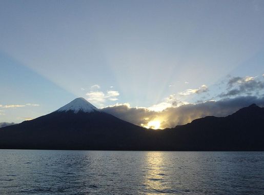 File:Amanecer sobre el Lago LLanquihue y Volcán Osorno, vista desde la  costanera de Puerto Varas.JPG - Wikimedia Commons