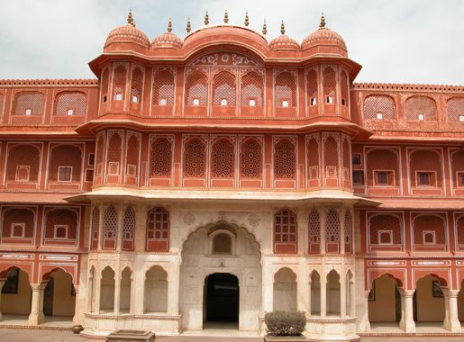 File:Courtyard city palace, Jaipur.jpg - Wikimedia Commons