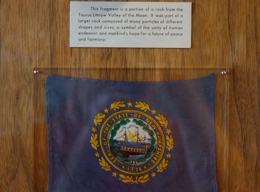 File:New Hampshire Apollo 17 Moon Rock.jpg - Wikipedia