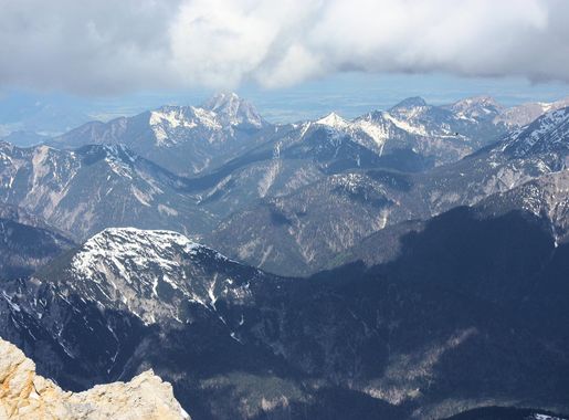 File:Zugspitze, view westnorthwestwards, in the background the mountain  Aggenstein.JPG - Wikimedia Commons