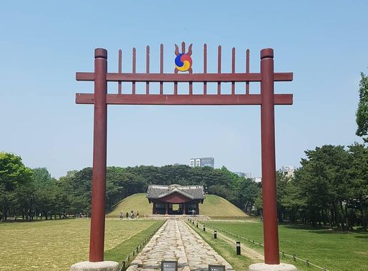 File:Jeongneung, view from the Hongsalmun- the tomb of King Jungjong, at  the Seonjeonneung site.jpg - Wikipedia