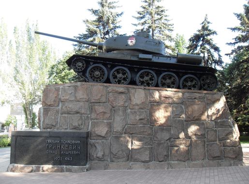 File:T-34 Soviet tank memorial, Theatral Square Donetsk, Ukraine.JPG -  Wikimedia Commons