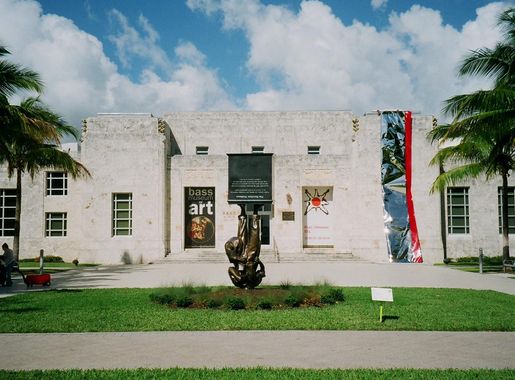 File:Bass Museum South Beach (12956989905).jpg - Wikimedia Commons