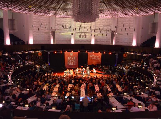 File:2018-05-09 Enercity Swinging Hannover, HCC-Kuppelsaal, Jazz Club  Hannover (208).jpg - Wikimedia Commons