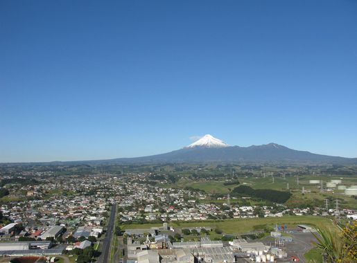 File:Across New Plymouth to Mt. Taranaki.jpg - Wikipedia