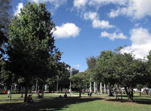 Archivo:Bogotá barrio El Chicó - Parque de la 93 tras la renovación.JPG -  Wikipedia, la enciclopedia libre