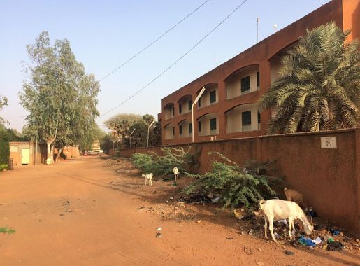 File:Niger, Niamey, Rue IB-8 (1).jpg - Wikimedia Commons