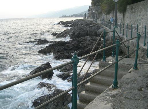 File:Lungomare, Volosko, pogled prema Opatiji 1.jpg - Wikimedia Commons