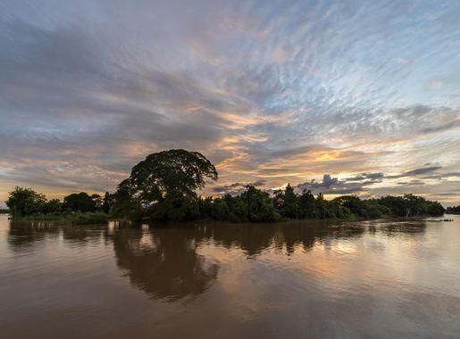 File:Silhouette of an island at sunrise with orange and gray clouds in Don  Det Si Phan Don Laos.jpg - Wikimedia Commons