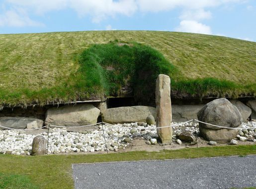 File:Knowth entrance to second passage 2010.JPG - Wikipedia