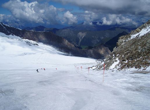 File:Summer skiing on Hintertux glacier (38760133).jpg - Wikimedia Commons