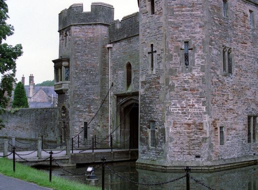 File:Moat and drawbridge at the Bishop's Palace, Wells - geograph.org.uk -  2730887.jpg - Wikimedia Commons