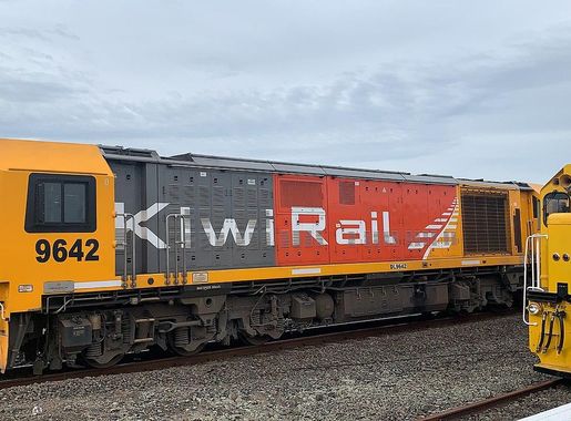 File:New Zealand DL Class locomotive 9642 passing Hamilton Frankton station.jpg  - Wikimedia Commons