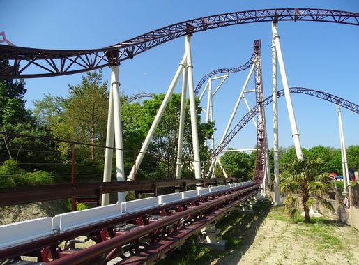 File:Plopsaland De Panne - The Ride to Happiness by Tomorrowland (A07).JPG  - Wikimedia Commons
