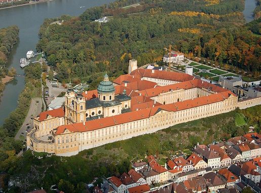 File:Benediktinerstift Melk, Luftbild.JPG - Wikimedia Commons