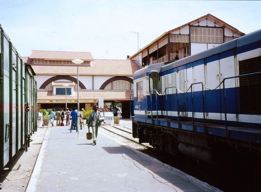 File:Dakar railway station 1991 buvette.jpg - Wikimedia Commons