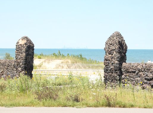 File:Marquette Park Gary - Gates and Chicago Skyline.JPG - Wikimedia Commons