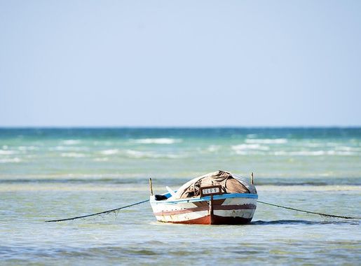 Fichier:Barque de pêcheur - Djerba - tunisie.jpg — Wikipédia