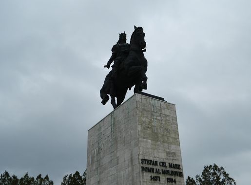 File:Statuia ecvestra, Stefan cel Mare, Podul Inalt.JPG - Wikimedia Commons