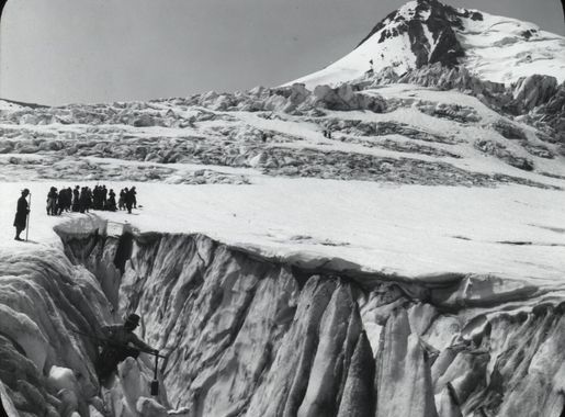 File:Eliot Glacier, Mt. Hood with a Close Up of Huge Crevasses  (4844072238).jpg - Wikimedia Commons