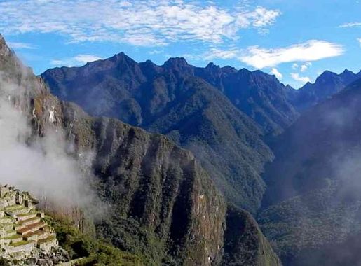 File:Machu Picchu Panorama bei Sonnenschein (34021601751).jpg - Wikimedia  Commons