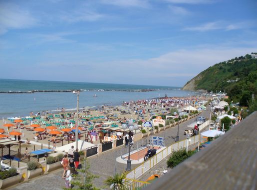 File:Visione spiaggia e monte Gabicce Mare.jpg - Wikimedia Commons