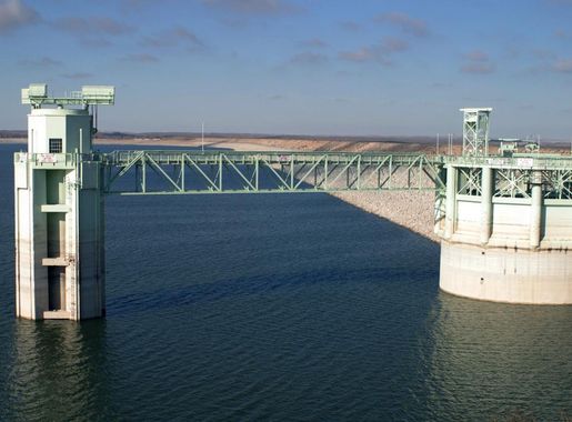 File:Lake McConaughy Spillway 2002.jpg - Wikimedia Commons