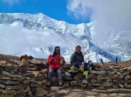 File:Trekkers having rest during their Annapurna circuit trek.jpg -  Wikimedia Commons