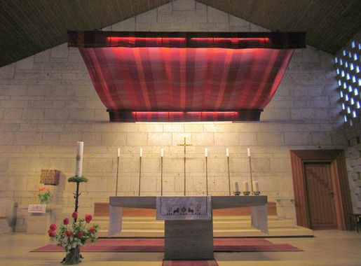 Datei:Purpur-Webebaldachin-Hauptaltar-Kirche-zur-Heiligen-Familie-Graz- Andritz.jpg – Wikipedia