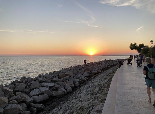 File:Sonnenuntergang Grado.jpg - Wikimedia Commons