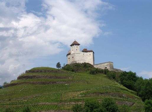 File:Balzers FL-Burg Gutenberg.JPG - Wikimedia Commons