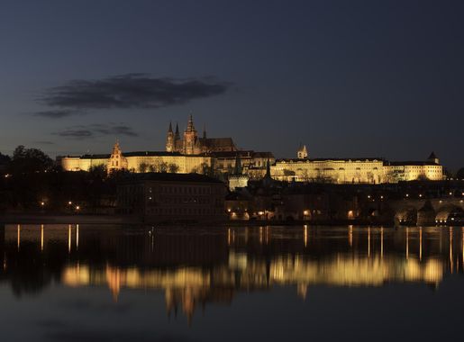 File:Prague Castle at Night.jpg - Wikipedia