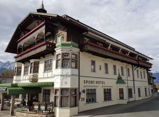 File:Sporthotel Igls 1.jpg - Wikimedia Commons