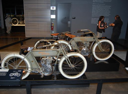 File:Harley-Davidson Museum 1909 & 1911 Bikes.JPG - Wikimedia Commons