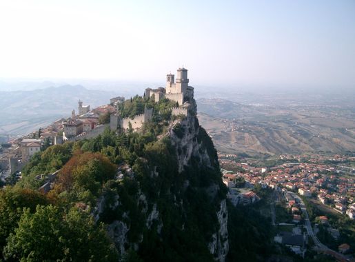 Free Images : landscape, coast, rock, hill, town, view, city, mountain  range, panorama, cliff, tower, castle, landmark, italy, tourism, terrain,  summit, vision, aerial photography, san marino, mountainous landforms  2240x1680 - - 1129231 -