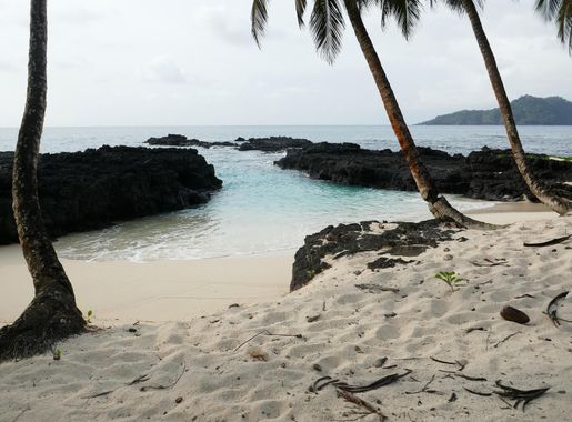 File:Plage sur l'îlot de Rolas (São Tomé) (2).jpg - Wikimedia Commons