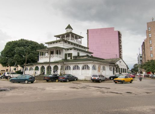 File:Palais des rois Bell - Douala.jpg - Wikimedia Commons