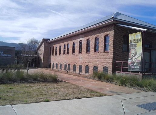 File:BB King Museum and Delta Interpretive Center in Indianola, Mississippi  showing the cotton gin.jpg - Wikimedia Commons