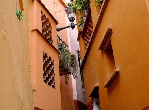 File:Callejón del Beso, Guanajuato (32380256143).jpg - Wikimedia Commons