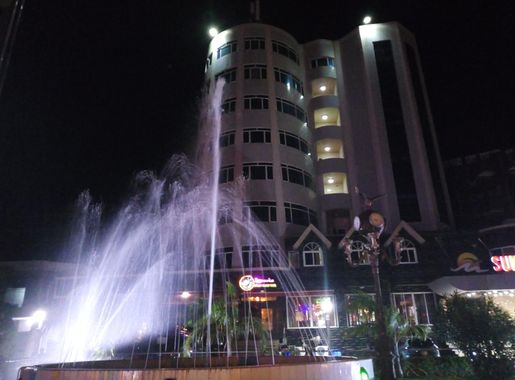 File:Jet d'eau et de lumière a Fidjrossè dravant sun beach hôtel Cotonou  Bénin.jpg - Wikimedia Commons
