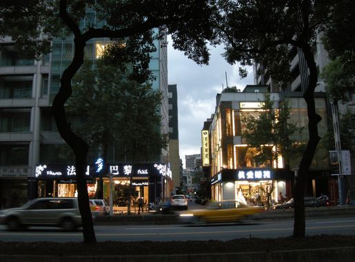 File:Wedding photo studios on Zhongshan North Road, Taipei City  20121006.jpg - Wikimedia Commons