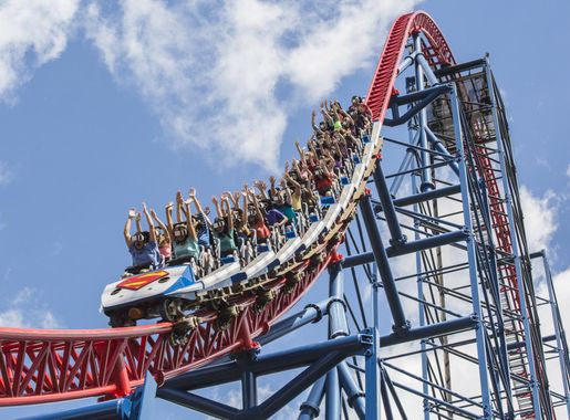 File:VR Coaster Train at Six Flags New England.jpg - Wikimedia Commons