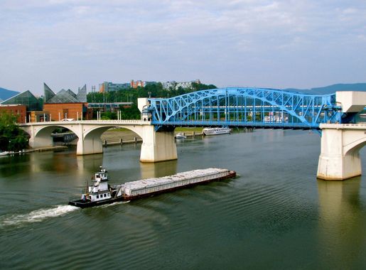 File:John Ross Bridge, Chattanooga, with barge approaching (2011).jpg -  Wikimedia Commons
