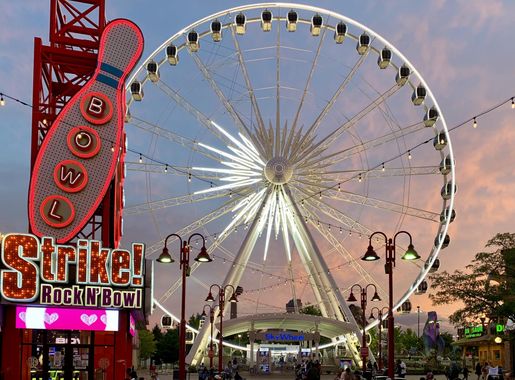 File:Niagara SkyWheel and Strike Rock N Bowl Games.jpg - Wikimedia Commons