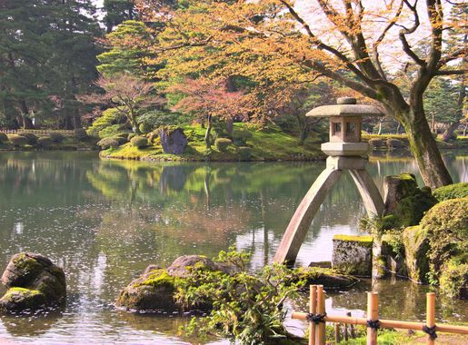 File:Kotojitoro (lantern) in Kenrokuen garden, Kanazawa, Japan  (2621640037).jpg - Wikimedia Commons